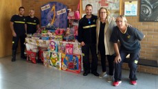 Bomberos donan juguetes a Servicios Sociales